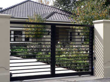 Распашные въездные ворота для дачи