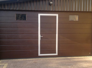 Автоматические гаражные ворота с калиткой