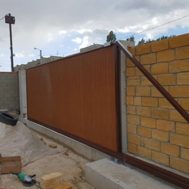 Роликовые откатные ворота въездные 2600x2100