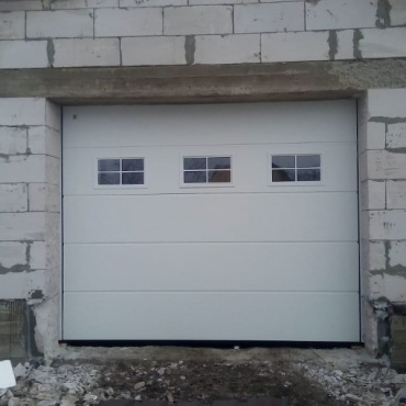 Подъемные белые ворота для гаража 3125x3375